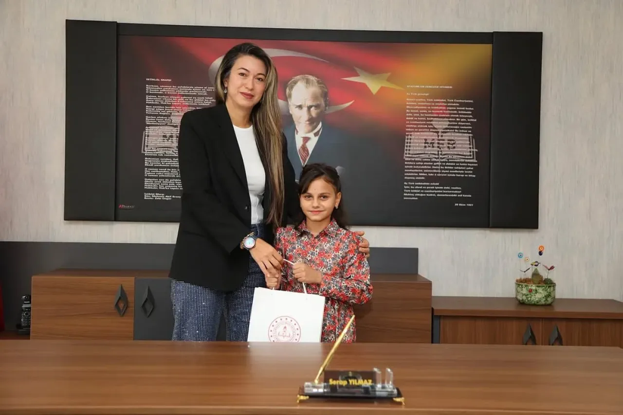 Gölbaşı'ndan Minik Öğrenci Zeliha Yağmur, "Ata'ya Mektup" Yarışmasında Ankara Üçüncüsü Oldu Gölbaşı'ndan Minik Öğrenci Zeliha Yağmur, "Ata'ya Mektup" Yarışmasında Ankara Üçüncüsü Oldu