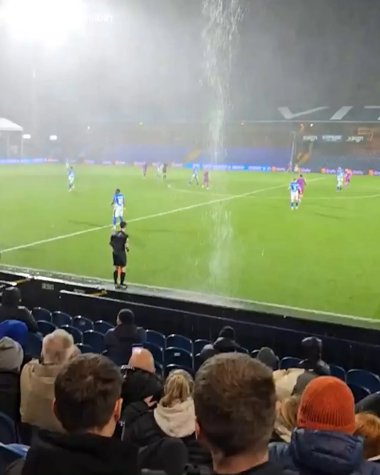 Stockport County - Wigan Athletic Maçında Yardımcı Hakemin Başından Geçenler Stockport County - Wigan Athletic Maçında Yardımcı Hakemin Başından Geçenler