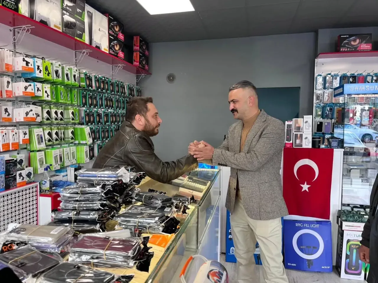 MHP'li Odacı, Esnafı Ziyaret Etti MHP'li Odacı, Esnafı Ziyaret Etti