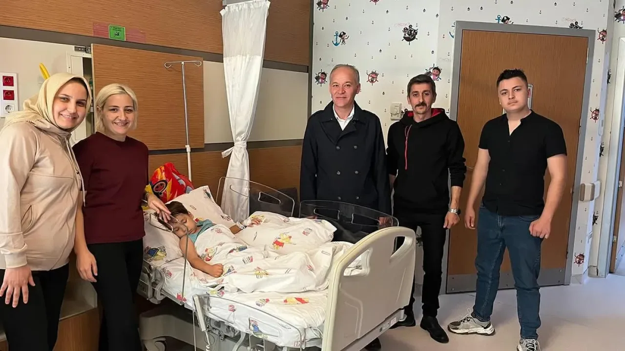MHP'li Yöneticiden Hasta Çocuğa Ziyaret MHP'li Yöneticiden Hasta Çocuğa Ziyaret