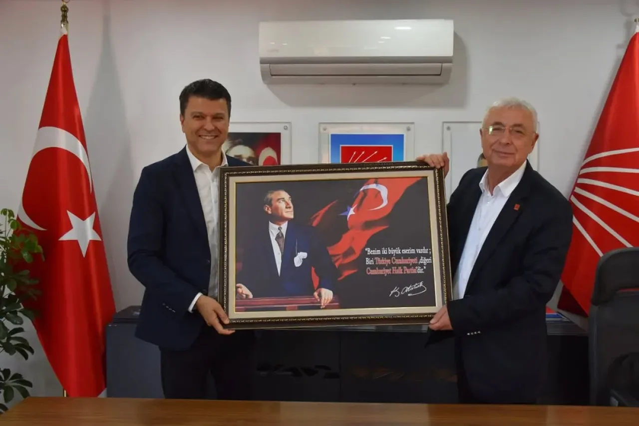 CHP Antalya'da Diş Hekimi Murat Özçelik'ten Ziyaret CHP Antalya'da Diş Hekimi Murat Özçelik'ten Ziyaret