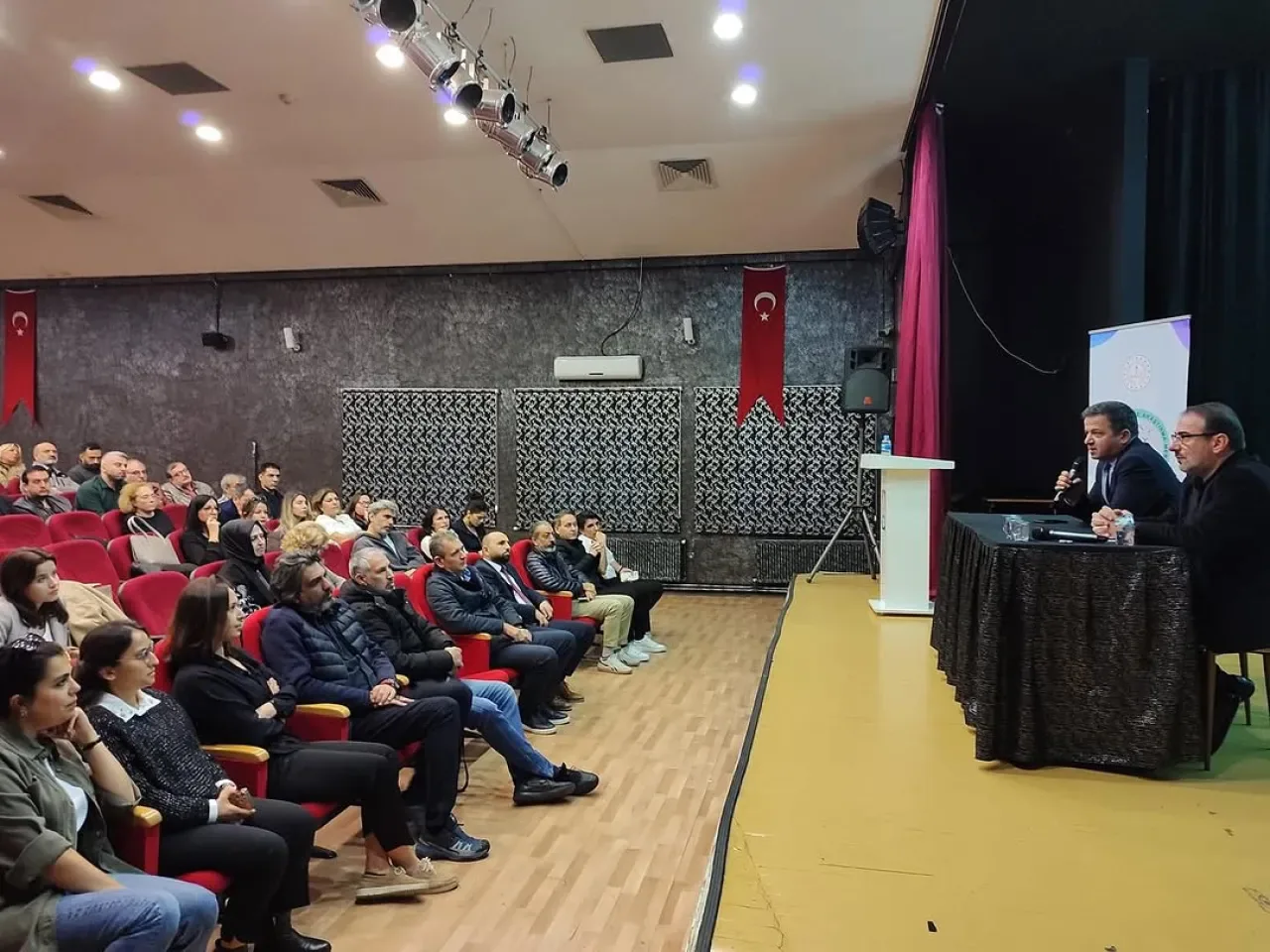 Beyoğlu'nda Okul Yöneticilerine Yönelik Mevzuat Bilgilendirme Toplantısı Beyoğlu'nda Okul Yöneticilerine Yönelik Mevzuat Bilgilendirme Toplantısı