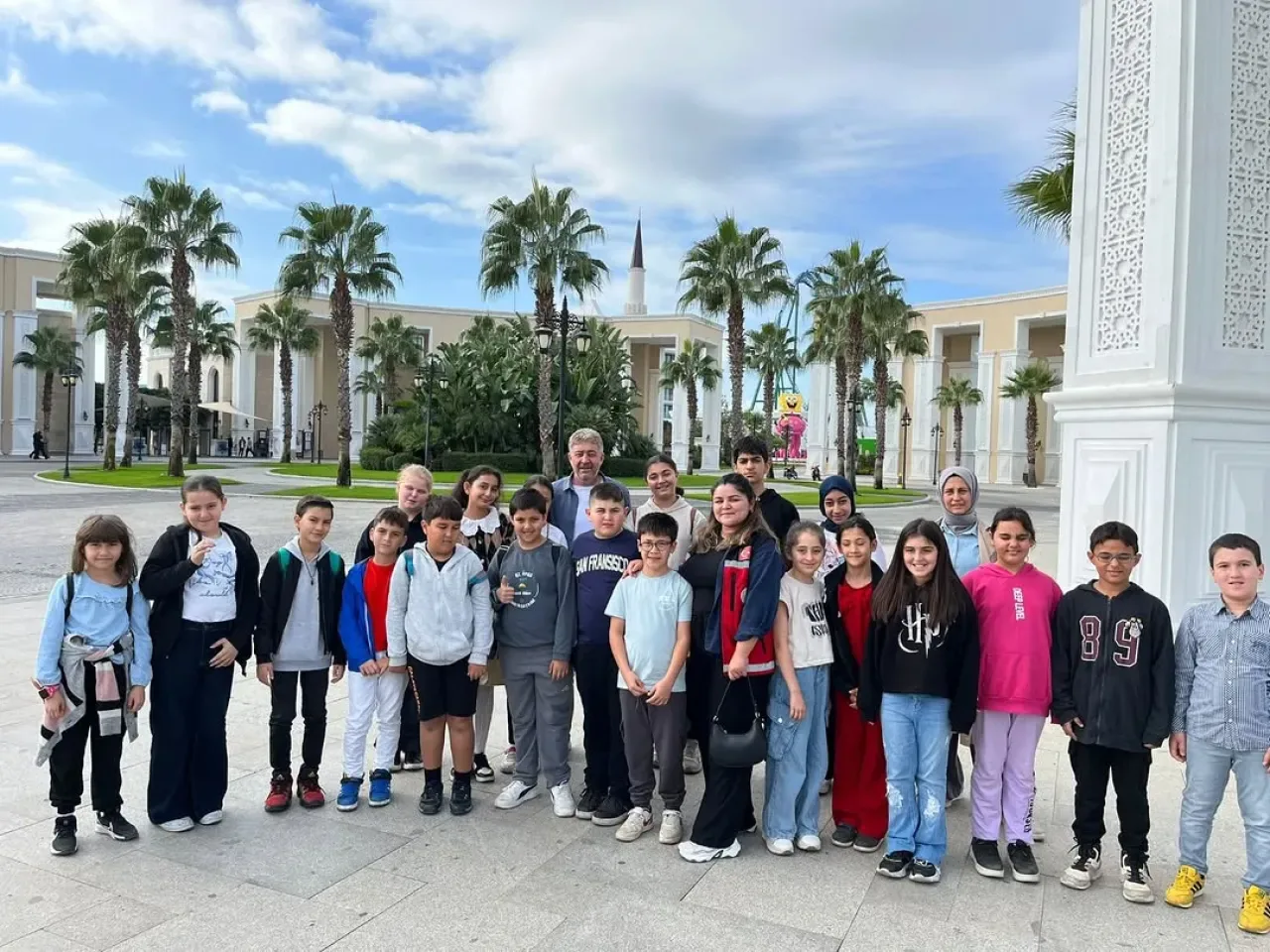 Antalya'da Öksüz ve Yetim Çocuklar için Eğlence Dolu Etkinlik Antalya'da Öksüz ve Yetim Çocuklar için Eğlence Dolu Etkinlik