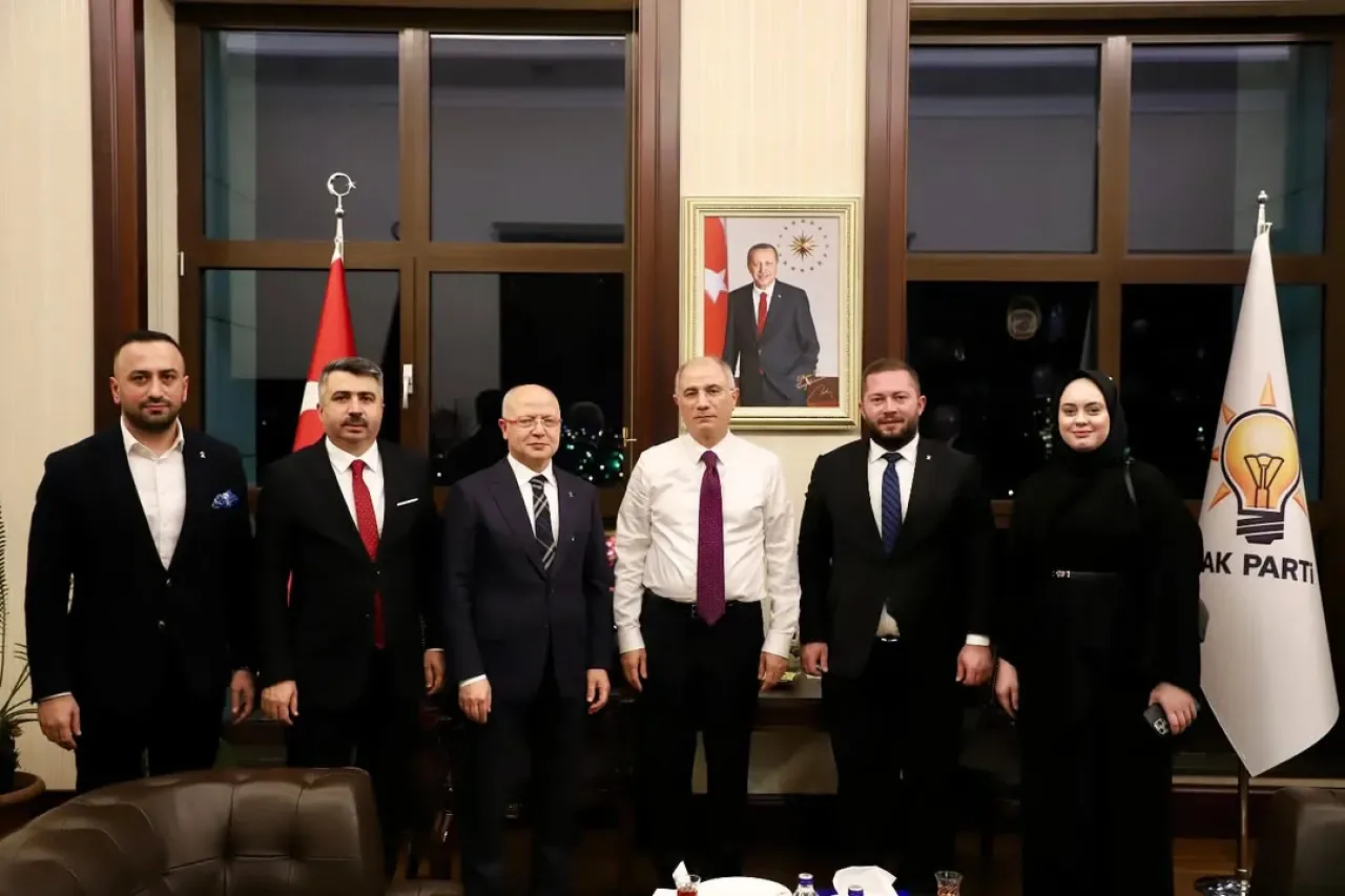 Bursa Yıldırım Belediye Başkanı'ndan Ankara'da İstişare Ziyareti Bursa Yıldırım Belediye Başkanı'ndan Ankara'da İstişare Ziyareti