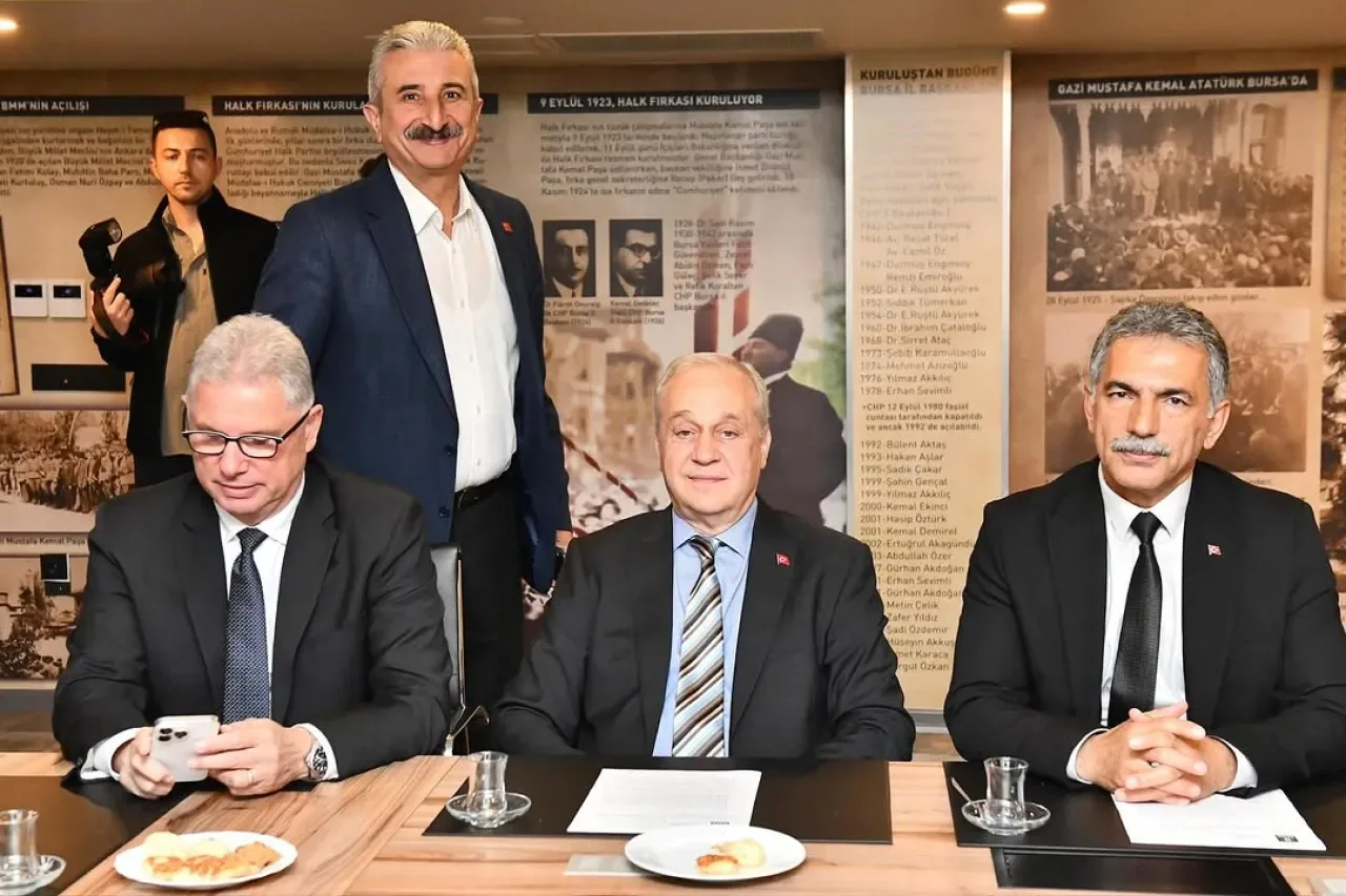 CHP'li Mustafakemalpaşa Belediye Başkanı Şükrü Erdem, Bursa İl Başkanlığında Grup Toplantısı Gerçekleştirdi CHP'li Mustafakemalpaşa Belediye Başkanı Şükrü Erdem, Bursa İl Başkanlığında Grup Toplantısı Gerçekleştirdi