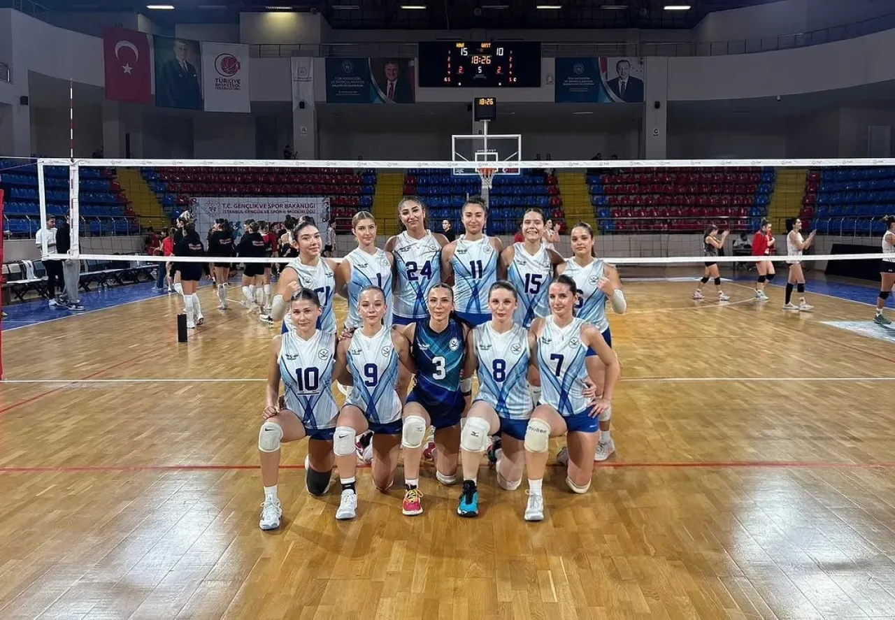 Küçükçekmeceli Voleybolcular Sert Mücadeleyi Kazandı Küçükçekmeceli Voleybolcular Sert Mücadeleyi Kazandı