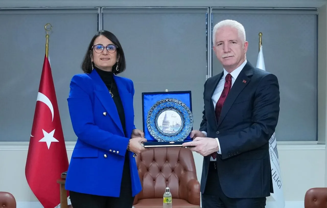 İstanbul Galata Üniversitesi Yöneticileri Vali Gül'ü Ziyaret Etti İstanbul Galata Üniversitesi Yöneticileri Vali Gül'ü Ziyaret Etti