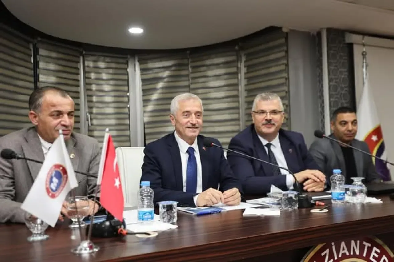 Şahinbey Belediye Başkanı Mehmet Tahmazoğlu, SMMMO Başkanı Çelikbaş'ı Ziyaret Etti Şahinbey Belediye Başkanı Mehmet Tahmazoğlu, SMMMO Başkanı Çelikbaş'ı Ziyaret Etti