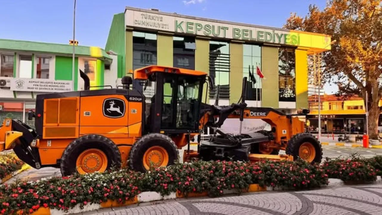 Kepsut Belediyesi Hizmet Filosuna Yeni Grayder Eklemesi Yaptı Kepsut Belediyesi Hizmet Filosuna Yeni Grayder Eklemesi Yaptı