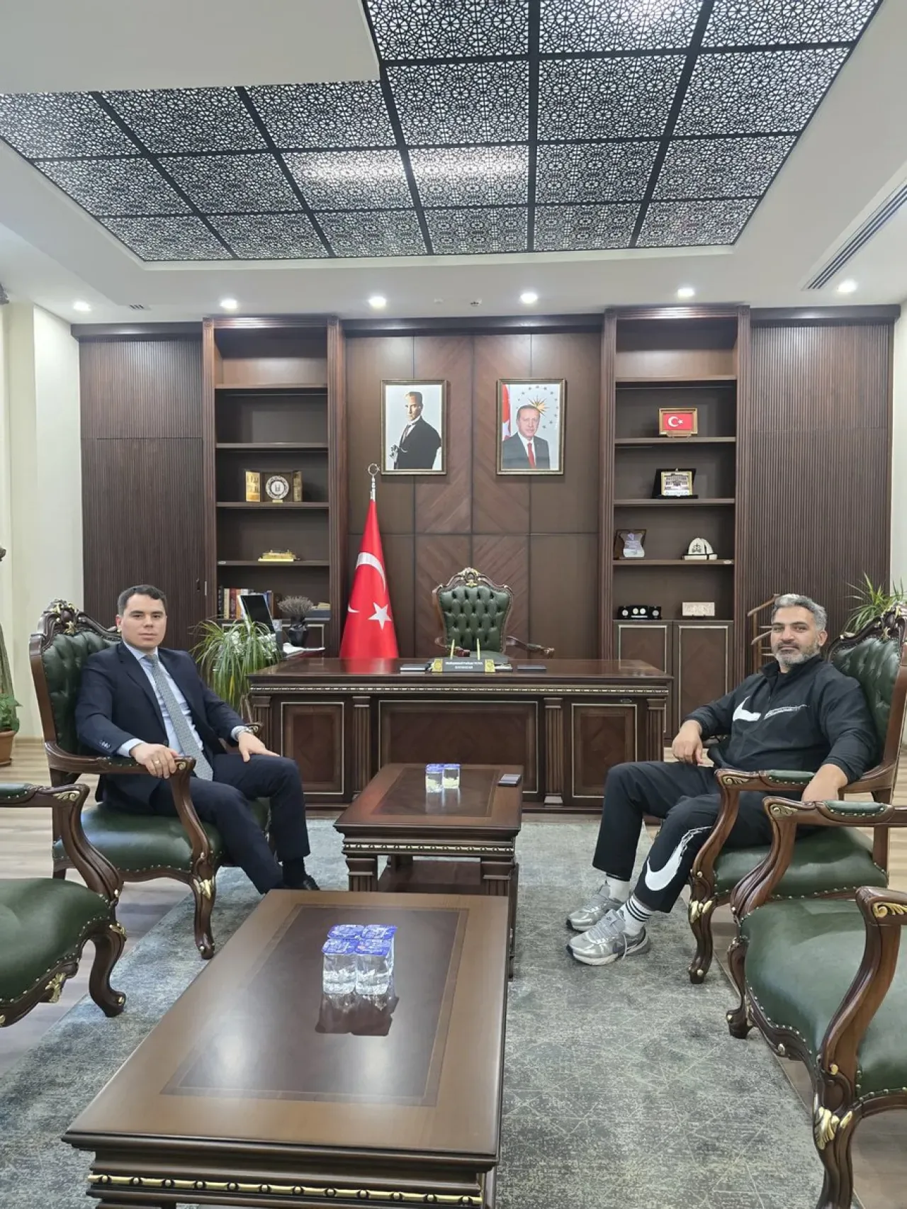 Orhaneli'de Milli Boksör ve Öğretmen Adem Koç, Kaymakam Tuna'yı Ziyaret Etti Orhaneli'de Milli Boksör ve Öğretmen Adem Koç, Kaymakam Tuna'yı Ziyaret Etti