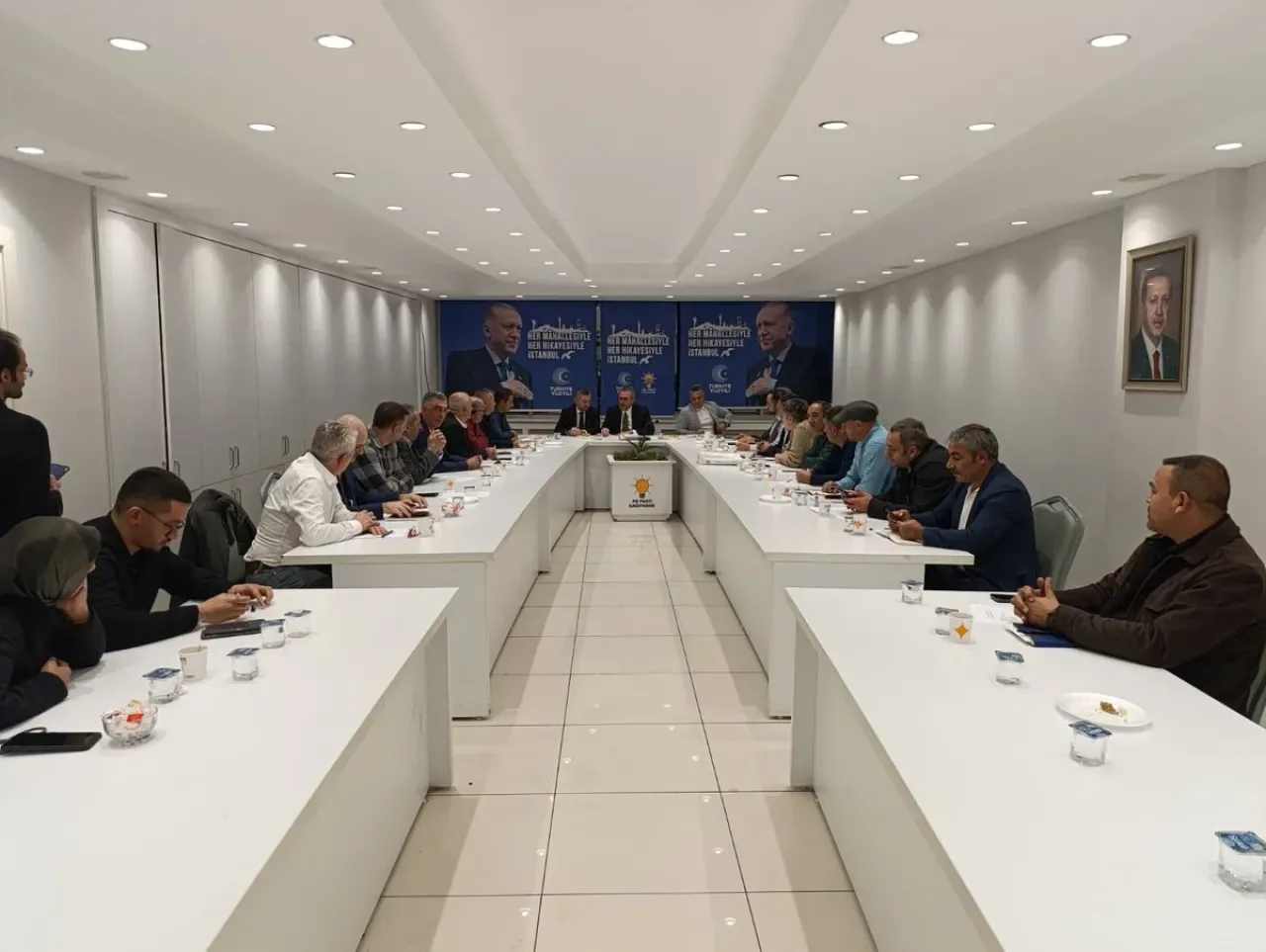AK Parti'den Mahalle Başkanlarıyla Önemli Buluşma: "Siyasetin Gerçek Adresi Sokaklardır" AK Parti'den Mahalle Başkanlarıyla Önemli Buluşma: "Siyasetin Gerçek Adresi Sokaklardır"