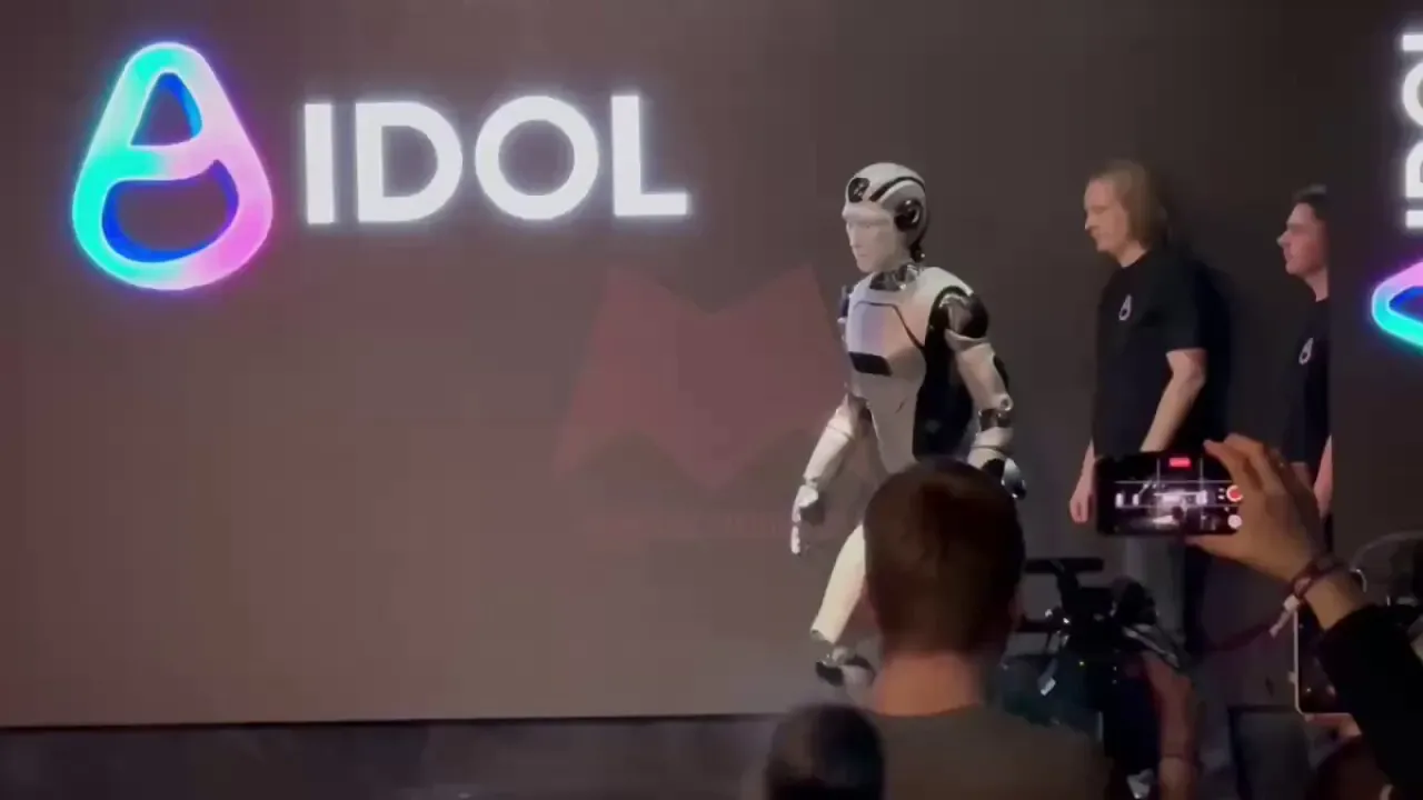 Rusya'nın İlk İnsansı Robotu Fedor, Gösteri Sırasında Sahneye Düştü Rusya'nın İlk İnsansı Robotu Fedor, Gösteri Sırasında Sahneye Düştü