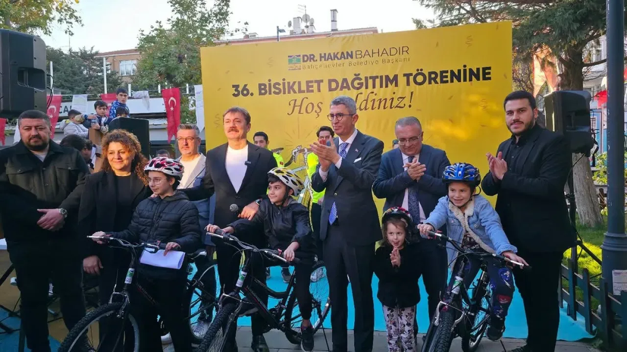 Bahçelievler'de Gençlere Bisiklet Dağıtımı Bahçelievler'de Gençlere Bisiklet Dağıtımı