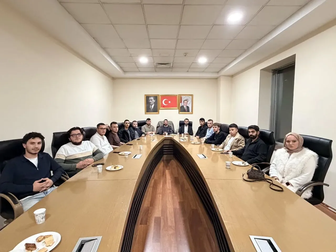 AK Gençlik Bahçelievler'de Mahalle Başkanları Toplantısı Gerçekleştirildi AK Gençlik Bahçelievler'de Mahalle Başkanları Toplantısı Gerçekleştirildi