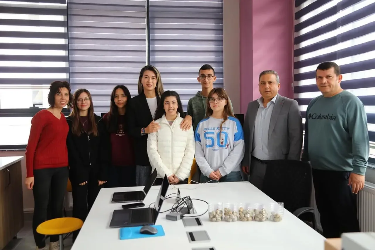 Gölbaşı'nda Bir Okul Avrupa'dan STEM Yetkinlik Etiketi Aldı Gölbaşı'nda Bir Okul Avrupa'dan STEM Yetkinlik Etiketi Aldı