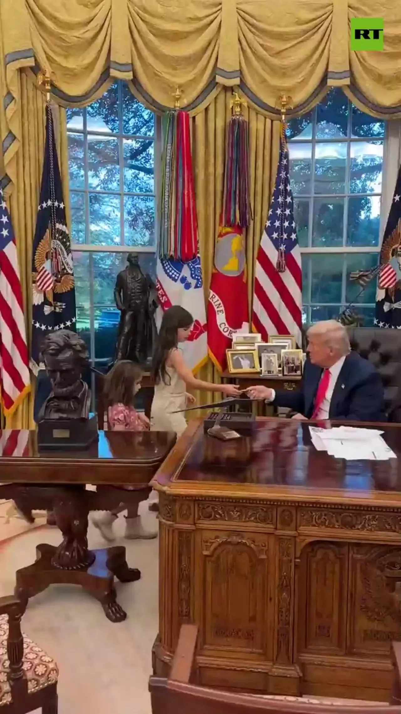 Çocukların Beyaz Saray Ziyaretinde Trump ile Sıra Dışı Diyalog Çocukların Beyaz Saray Ziyaretinde Trump ile Sıra Dışı Diyalog