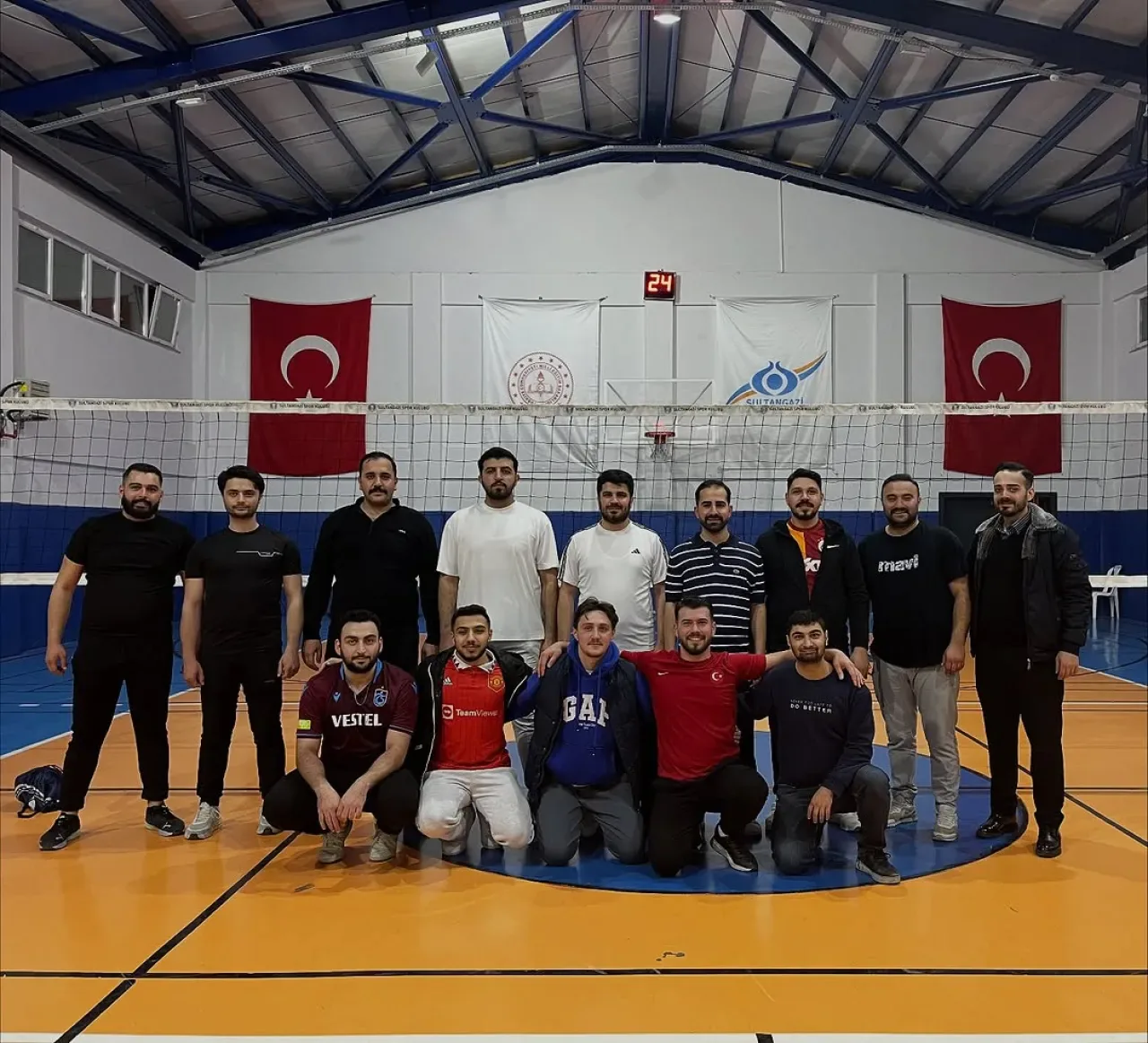 AK Gençlik Sultangazi'nde Voleybol Keyfi AK Gençlik Sultangazi'nde Voleybol Keyfi