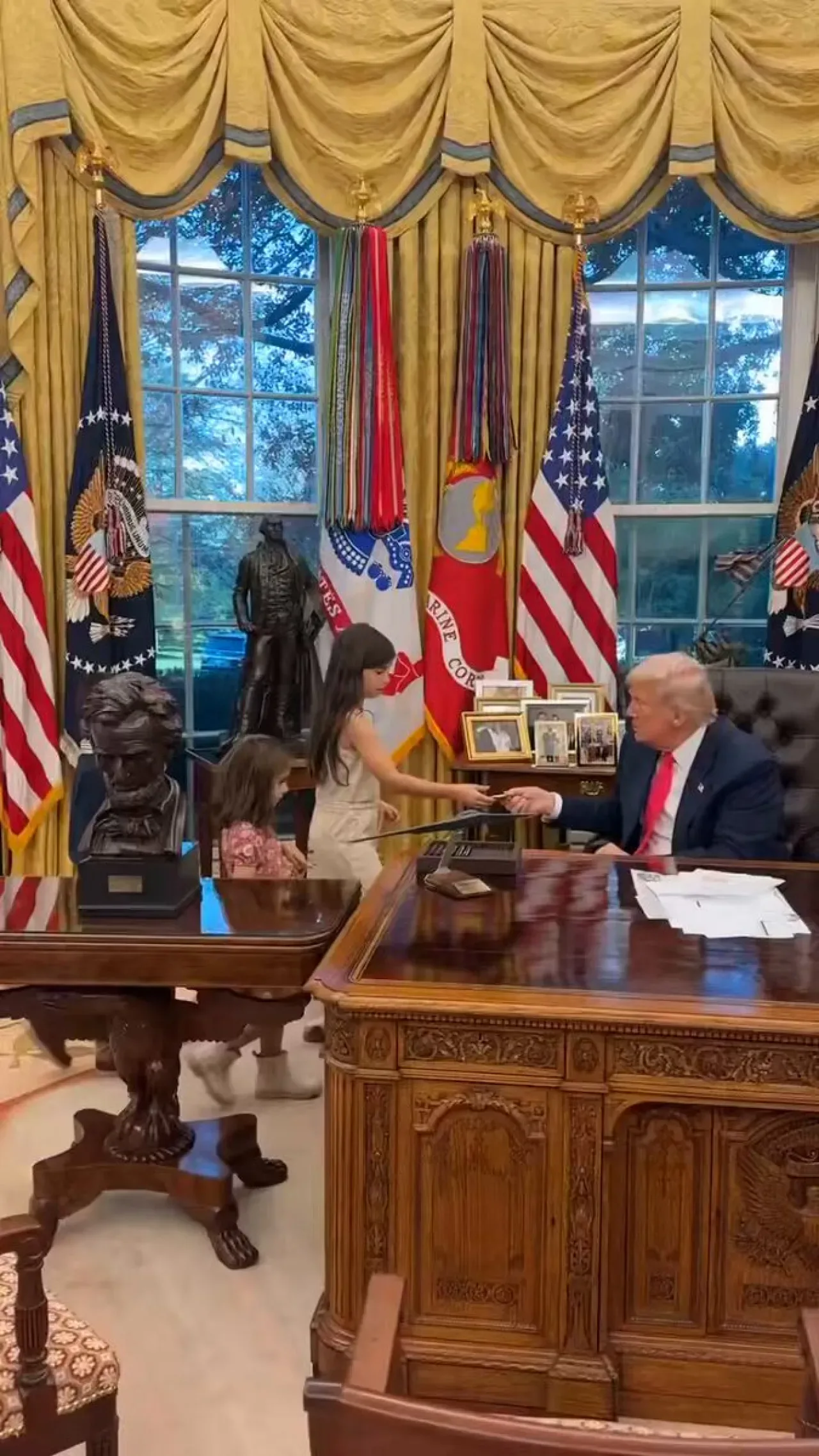 Beyaz Saray'da Minik Konuklar: Oval Ofis Başkan Trump'ı Ziyaret Eden Çocuklarla Doldu Beyaz Saray'da Minik Konuklar: Oval Ofis Başkan Trump'ı Ziyaret Eden Çocuklarla Doldu