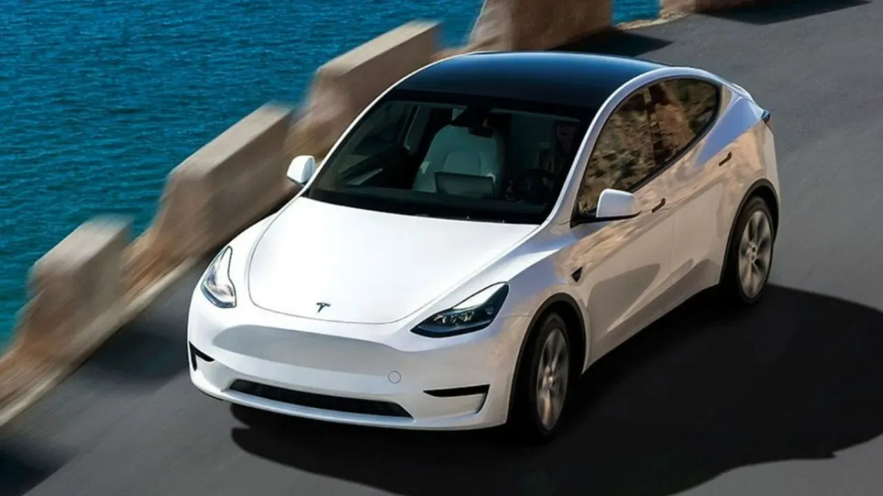Tesla, iPhone Kullanıcıları İçin Apple CarPlay Desteğini Test Ediyor Tesla, iPhone Kullanıcıları İçin Apple CarPlay Desteğini Test Ediyor