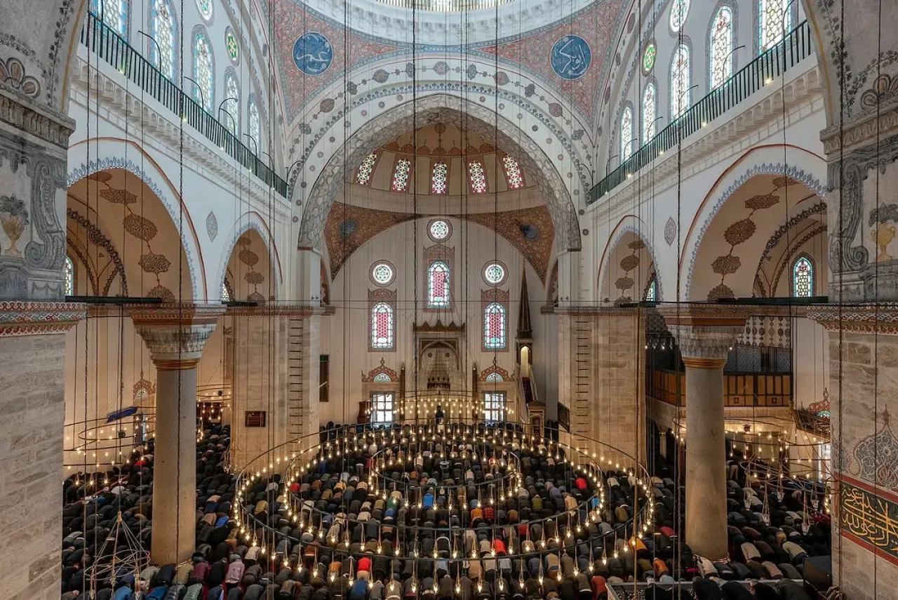 Fatih'te Beyazıt Camii'nde Cuma Namazı Huzur İçinde Kılındı Fatih'te Beyazıt Camii'nde Cuma Namazı Huzur İçinde Kılındı