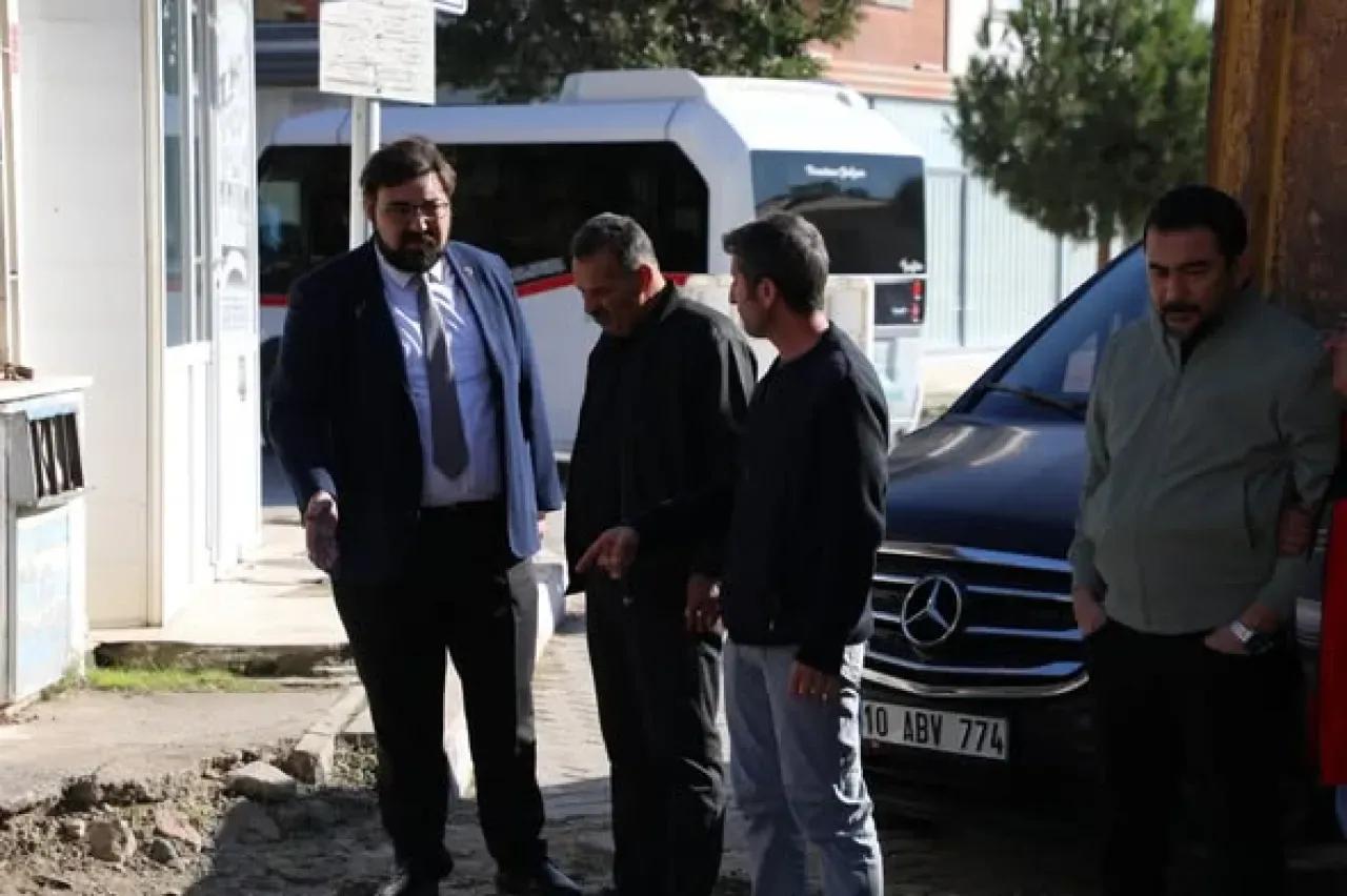 Edremit Belediyesi Şantiye ve Yol Çalışmalarını Yerinde İnceledi Edremit Belediyesi Şantiye ve Yol Çalışmalarını Yerinde İnceledi