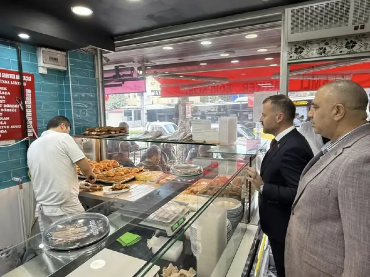 AK Parti Arnavutköy'de Esnaf ve Vatandaşlarla Bir Araya Geldi AK Parti Arnavutköy'de Esnaf ve Vatandaşlarla Bir Araya Geldi
