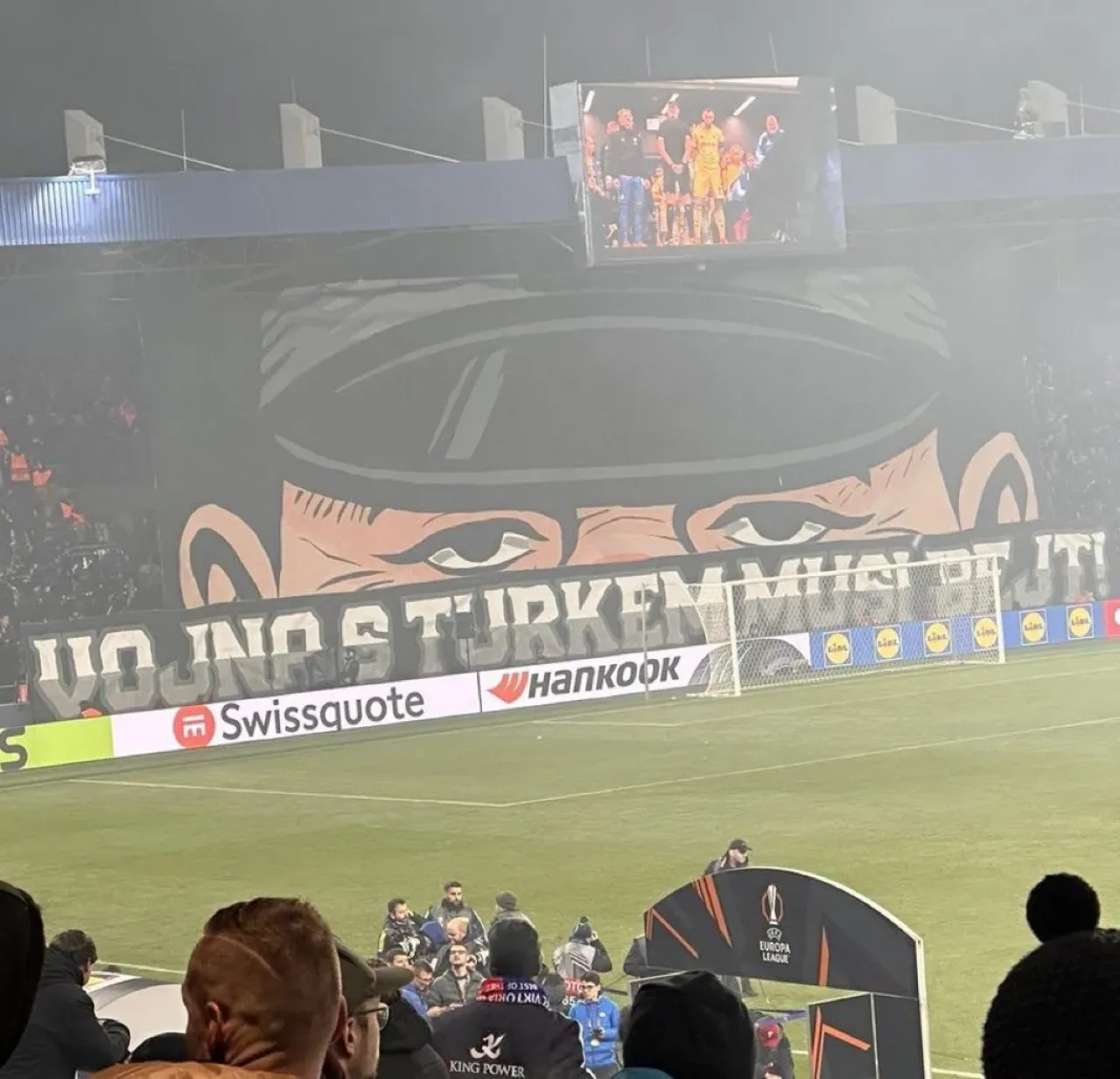 Fenerbahçe Maçında Irkçı Pankart Açan Viktoria Plzen'e UEFA Cezası Fenerbahçe Maçında Irkçı Pankart Açan Viktoria Plzen'e UEFA Cezası