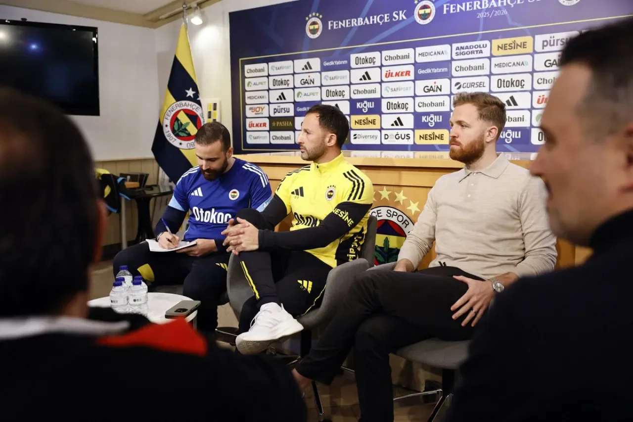 Fenerbahçe'de Domenico Tedesco ve Devin Özek Basın Karşısına Geçti Fenerbahçe'de Domenico Tedesco ve Devin Özek Basın Karşısına Geçti