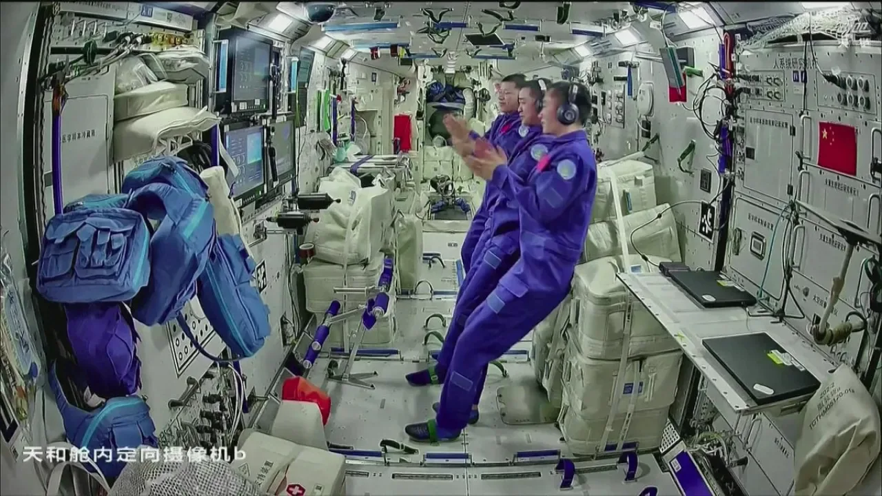 Çin'in Shenzhou-21 Mürettebatı Dünya'ya Dönüyor Çin'in Shenzhou-21 Mürettebatı Dünya'ya Dönüyor