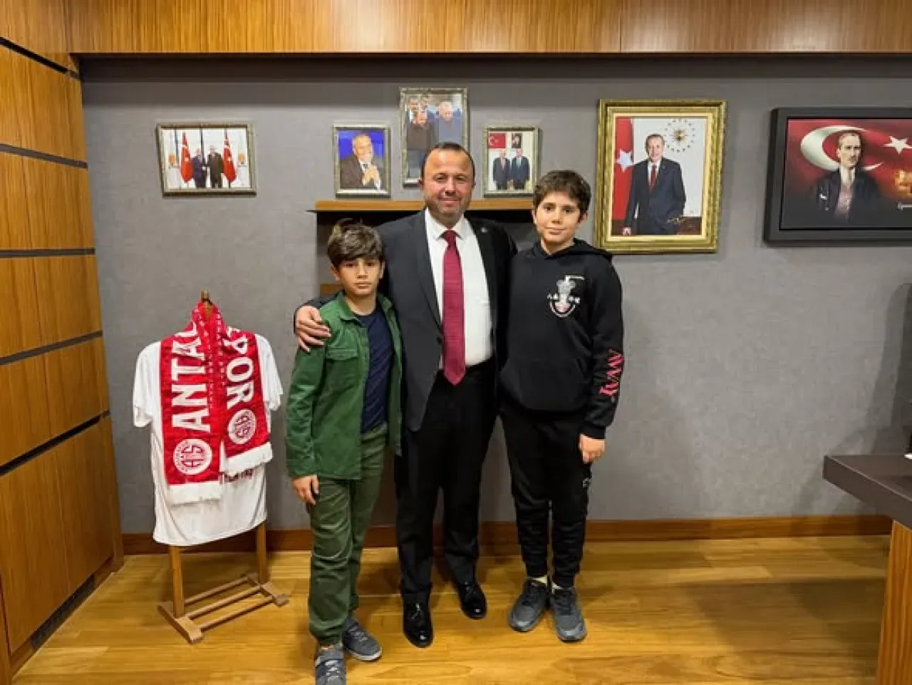 Ak Parti Antalya Milletvekili İbrahim Ethem Taş, TBMM'de Misafir Ağırladı Ak Parti Antalya Milletvekili İbrahim Ethem Taş, TBMM'de Misafir Ağırladı