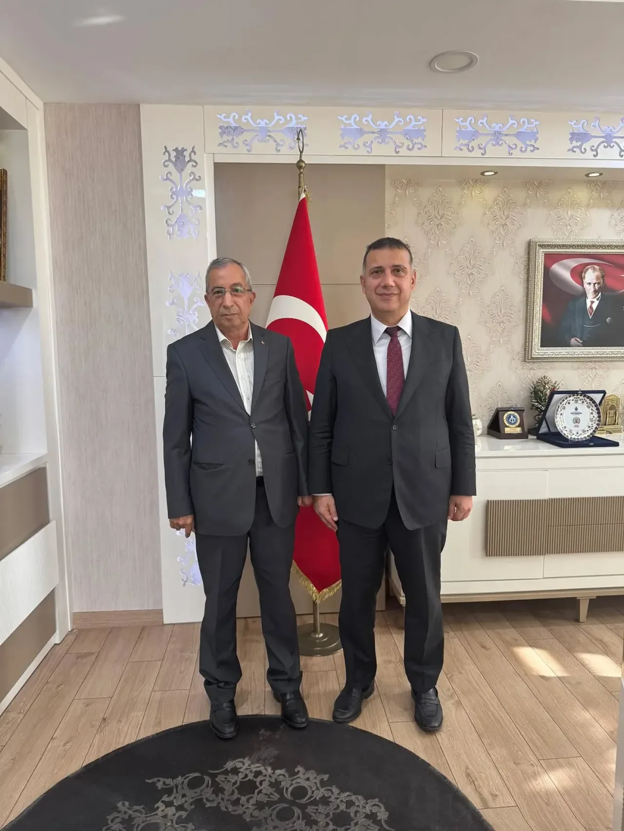 Emekli Vali Yardımcısı Erdoğan Ülker, Tuzla Kaymakamı Güney'i Ziyaret Etti Emekli Vali Yardımcısı Erdoğan Ülker, Tuzla Kaymakamı Güney'i Ziyaret Etti