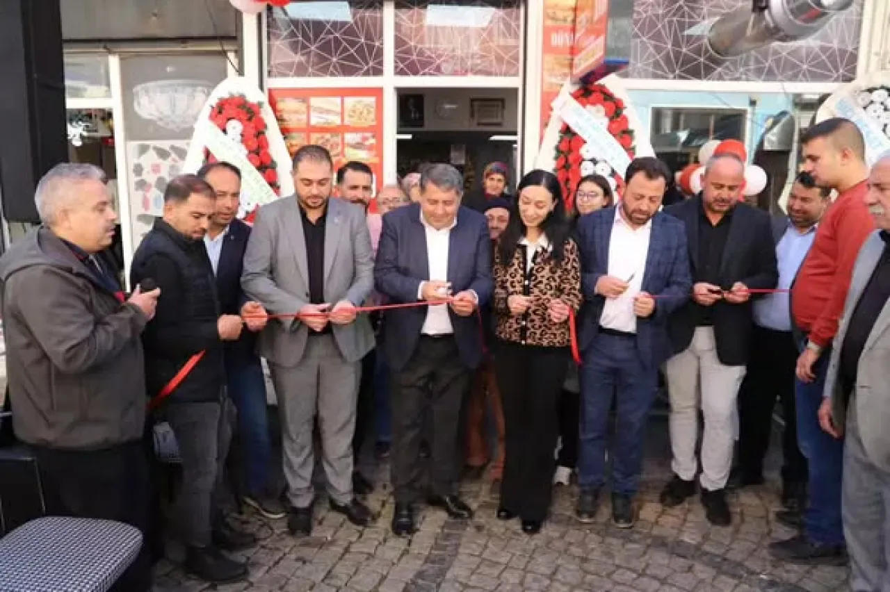 İzmir Bayındır'da Yeni Lezzet Durağı Hizmete Açıldı İzmir Bayındır'da Yeni Lezzet Durağı Hizmete Açıldı