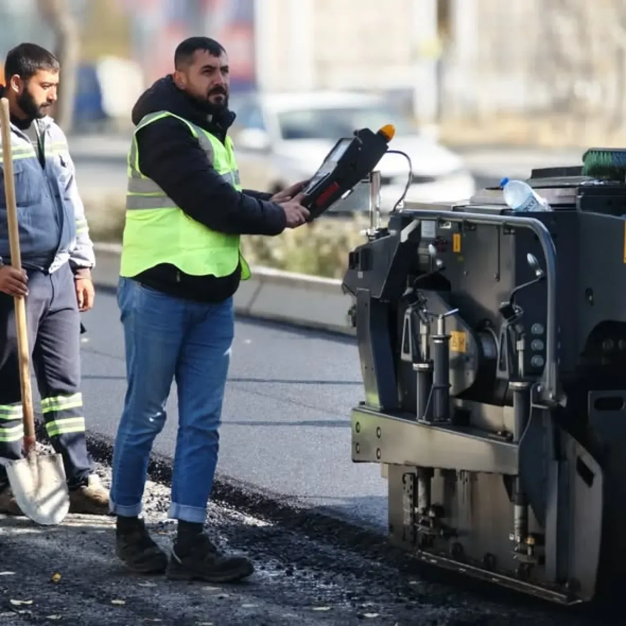 Ankara'nın Koru Mahallesi'nde Yol Çalışması: Ankaralılar Caddesi'ne Asfalt Serimi Ankara'nın Koru Mahallesi'nde Yol Çalışması: Ankaralılar Caddesi'ne Asfalt Serimi
