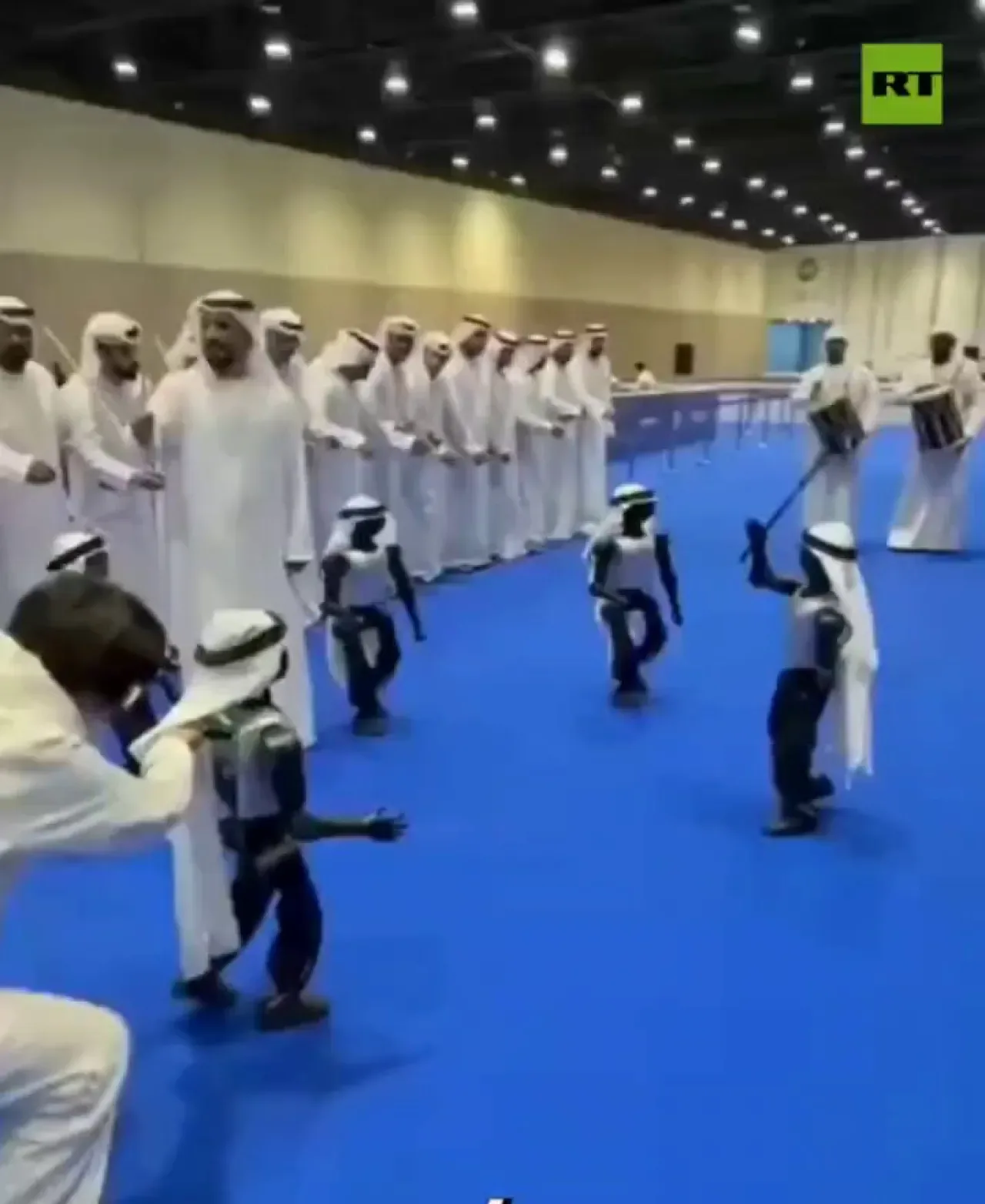 BAE Geleneksel Dansını Robotlar Sahneledi BAE Geleneksel Dansını Robotlar Sahneledi