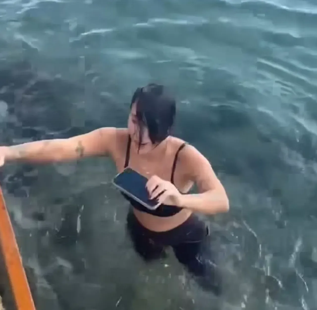 Yasemin Yürük Sahilde Kahve Keyfi Yaparken Telefonu Suya Düştü Yasemin Yürük Sahilde Kahve Keyfi Yaparken Telefonu Suya Düştü