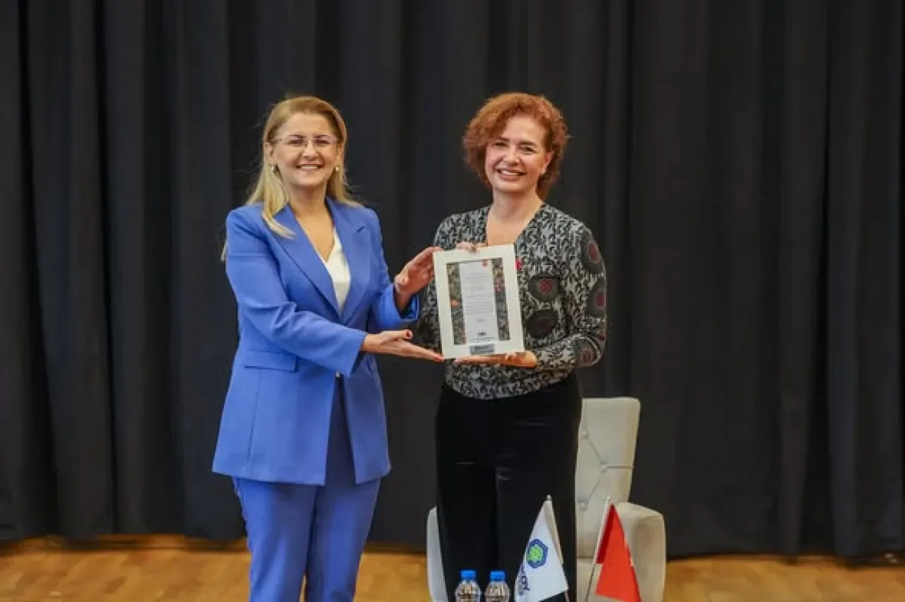 CHP'li Ayşegül Ovalıoğlu, Özlem Gürses'le Umut Dolu Söyleşide Bakırköylülerle Buluştu CHP'li Ayşegül Ovalıoğlu, Özlem Gürses'le Umut Dolu Söyleşide Bakırköylülerle Buluştu