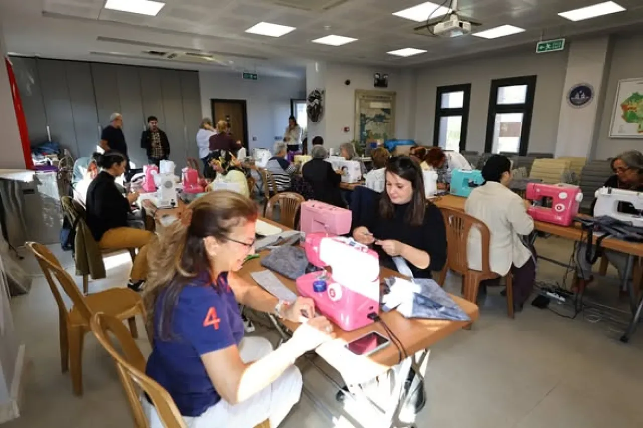Selçuk'ta Kadın Emeğiyle Üretilen Bez Çantalar Tohum Cafe'de Satışa Sunuldu Selçuk'ta Kadın Emeğiyle Üretilen Bez Çantalar Tohum Cafe'de Satışa Sunuldu