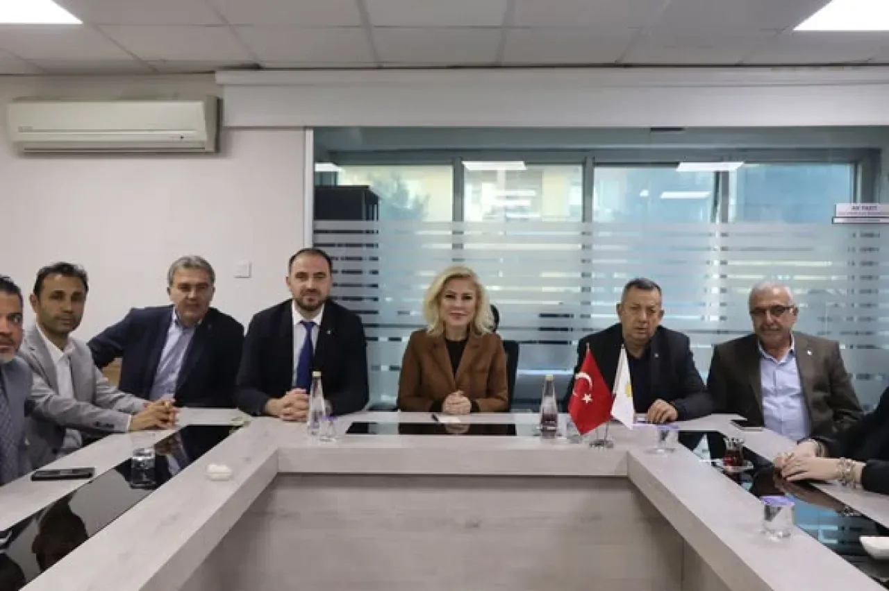 AK Parti İzmir Milletvekili Şebnem Bursalı'dan Gaziemir'de Verimli Toplantı AK Parti İzmir Milletvekili Şebnem Bursalı'dan Gaziemir'de Verimli Toplantı