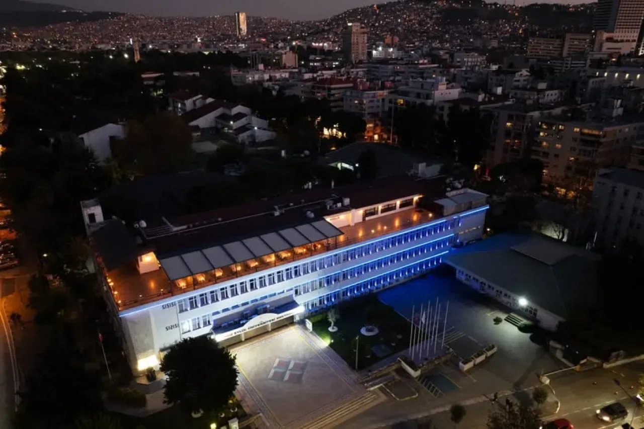 Dokuz Eylül Üniversitesi, Dünya Diyabet Günü'nde Binasını Mavi-Beyaz Aydınlattı Dokuz Eylül Üniversitesi, Dünya Diyabet Günü'nde Binasını Mavi-Beyaz Aydınlattı