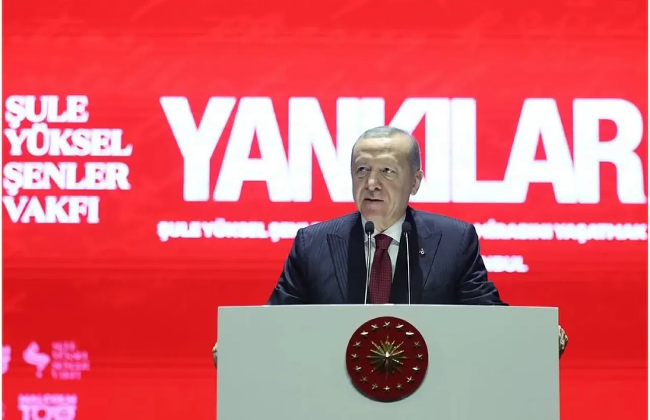 Şule Yüksel Şenler ve Malcolm X'in Ortak Mirası "Yankılar" Sergisunda Buluştu Şule Yüksel Şenler ve Malcolm X'in Ortak Mirası "Yankılar" Sergisunda Buluştu