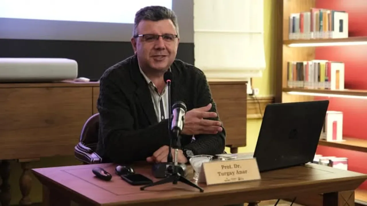 Prof. Dr. Turgay Anar'dan Edebi Eleştirinin Ufuklarına Yolculuk Prof. Dr. Turgay Anar'dan Edebi Eleştirinin Ufuklarına Yolculuk