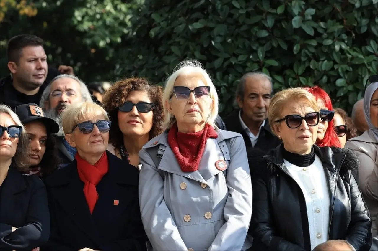 CHP Kadın Kolları'ndan Aile Dayanışma Ağı Buluşması ve Tutuklu Başkanlar İçin Mücadele Kararı CHP Kadın Kolları'ndan Aile Dayanışma Ağı Buluşması ve Tutuklu Başkanlar İçin Mücadele Kararı