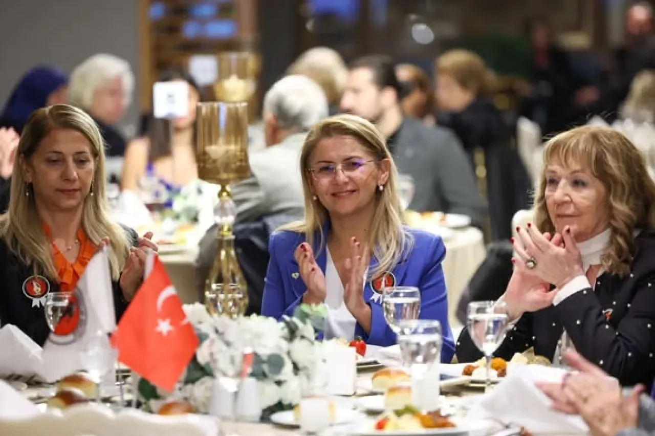 CHP'li Ovalıoğlu, Tarihe İz Bırakan Kadınlar Onur Gecesi'ne Katıldı CHP'li Ovalıoğlu, Tarihe İz Bırakan Kadınlar Onur Gecesi'ne Katıldı