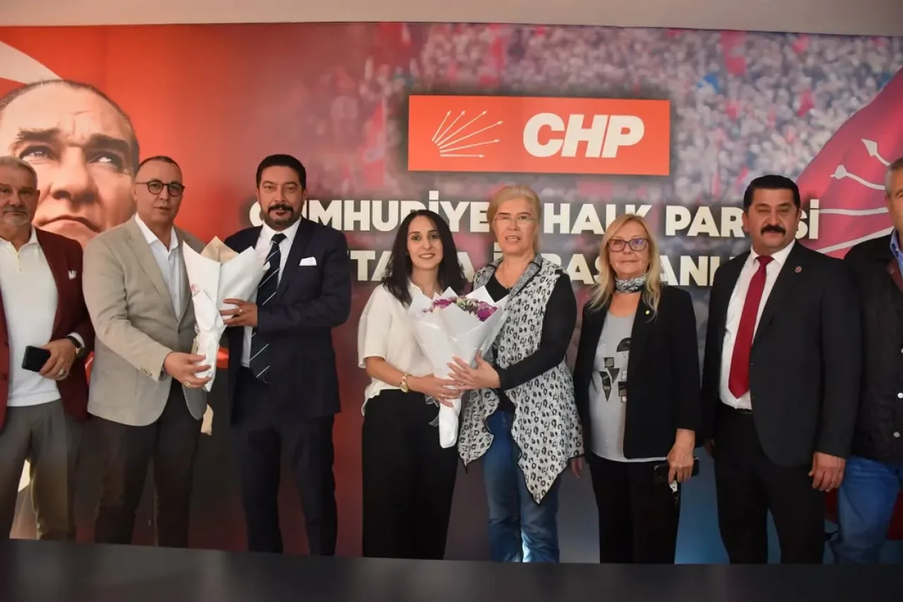 CHP Antalya İl Başkanlığı'na İYİ Partili Eski Yöneticilerden Ziyaret CHP Antalya İl Başkanlığı'na İYİ Partili Eski Yöneticilerden Ziyaret