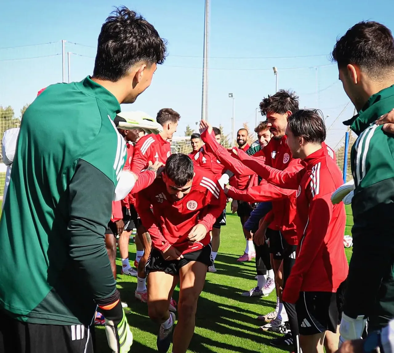 Antalyaspor'da Giannetti'ye Doğum Günü Sürprizi Antalyaspor'da Giannetti'ye Doğum Günü Sürprizi