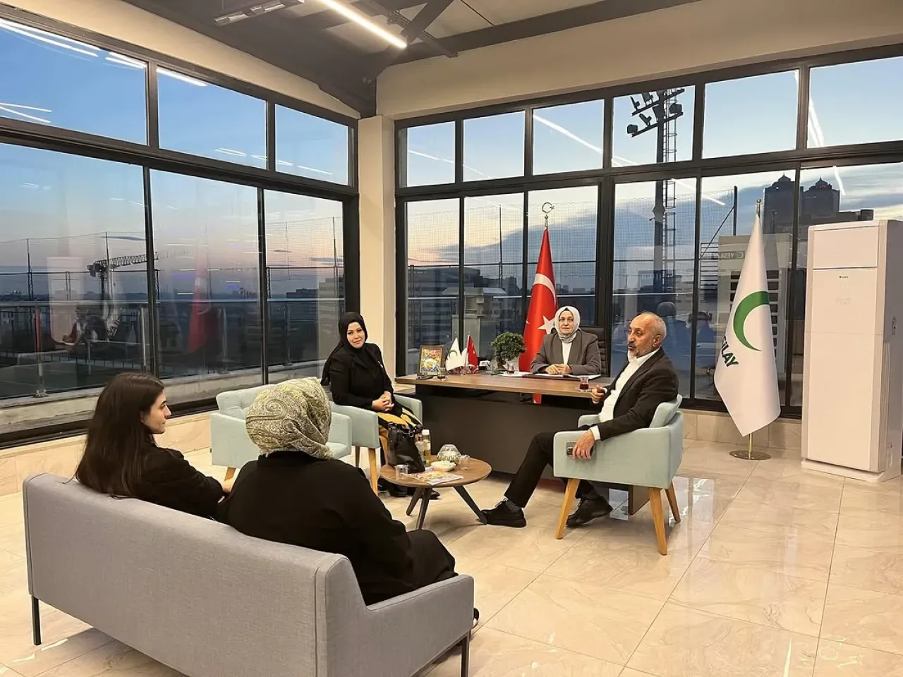 Yeşilay Esenler Şubesi'nde Kadın Komisyonu Toplantısı Yeşilay Esenler Şubesi'nde Kadın Komisyonu Toplantısı
