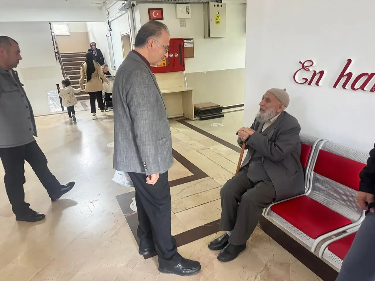 Ataşehir Kaymakamı Vatandaşlarla Birebir İlgileniyor Ataşehir Kaymakamı Vatandaşlarla Birebir İlgileniyor