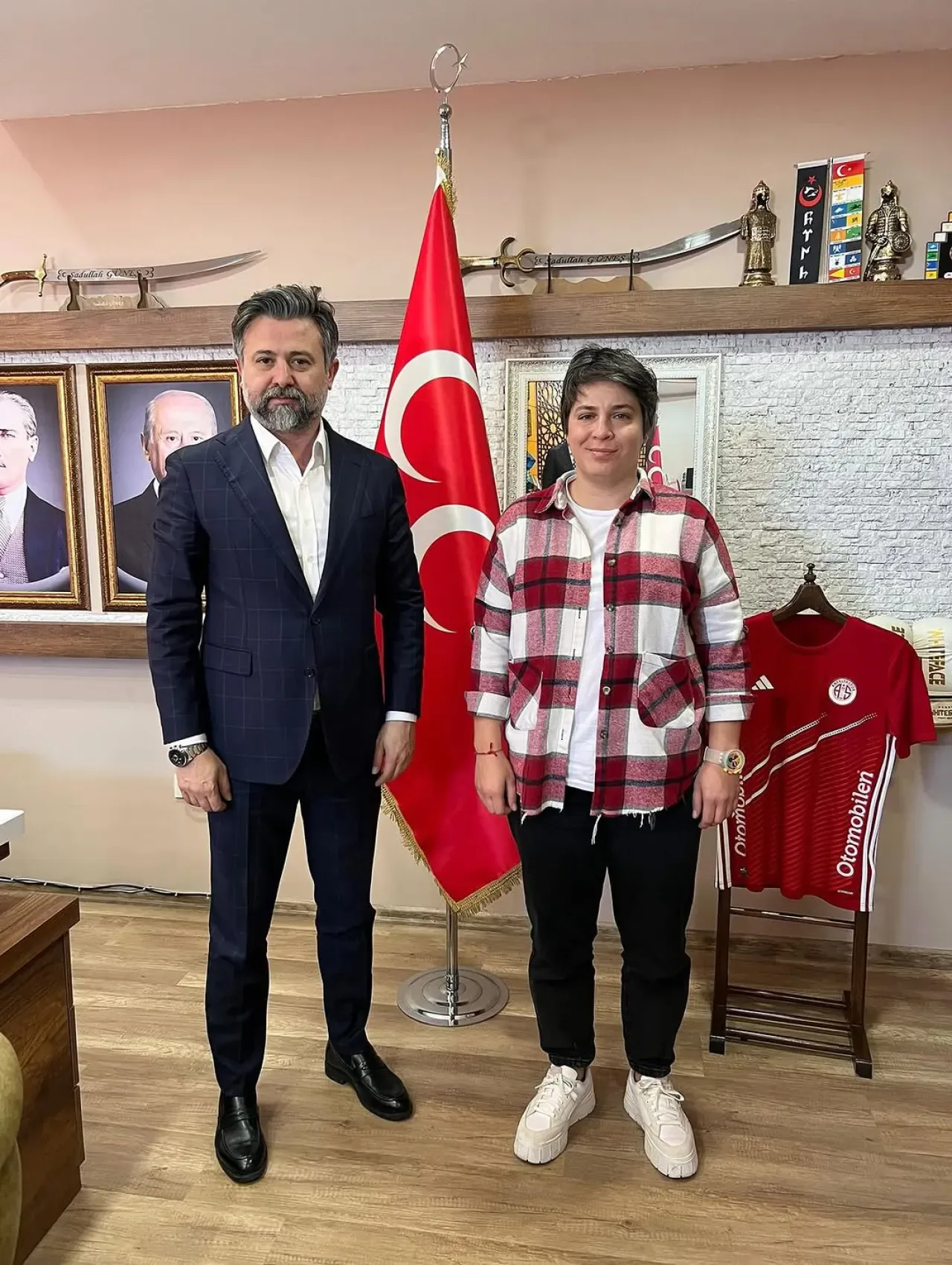 MHP Antalya İl Başkanlığı'na Gazeteci Yağmur Naz Yıldırım'dan Ziyaret MHP Antalya İl Başkanlığı'na Gazeteci Yağmur Naz Yıldırım'dan Ziyaret