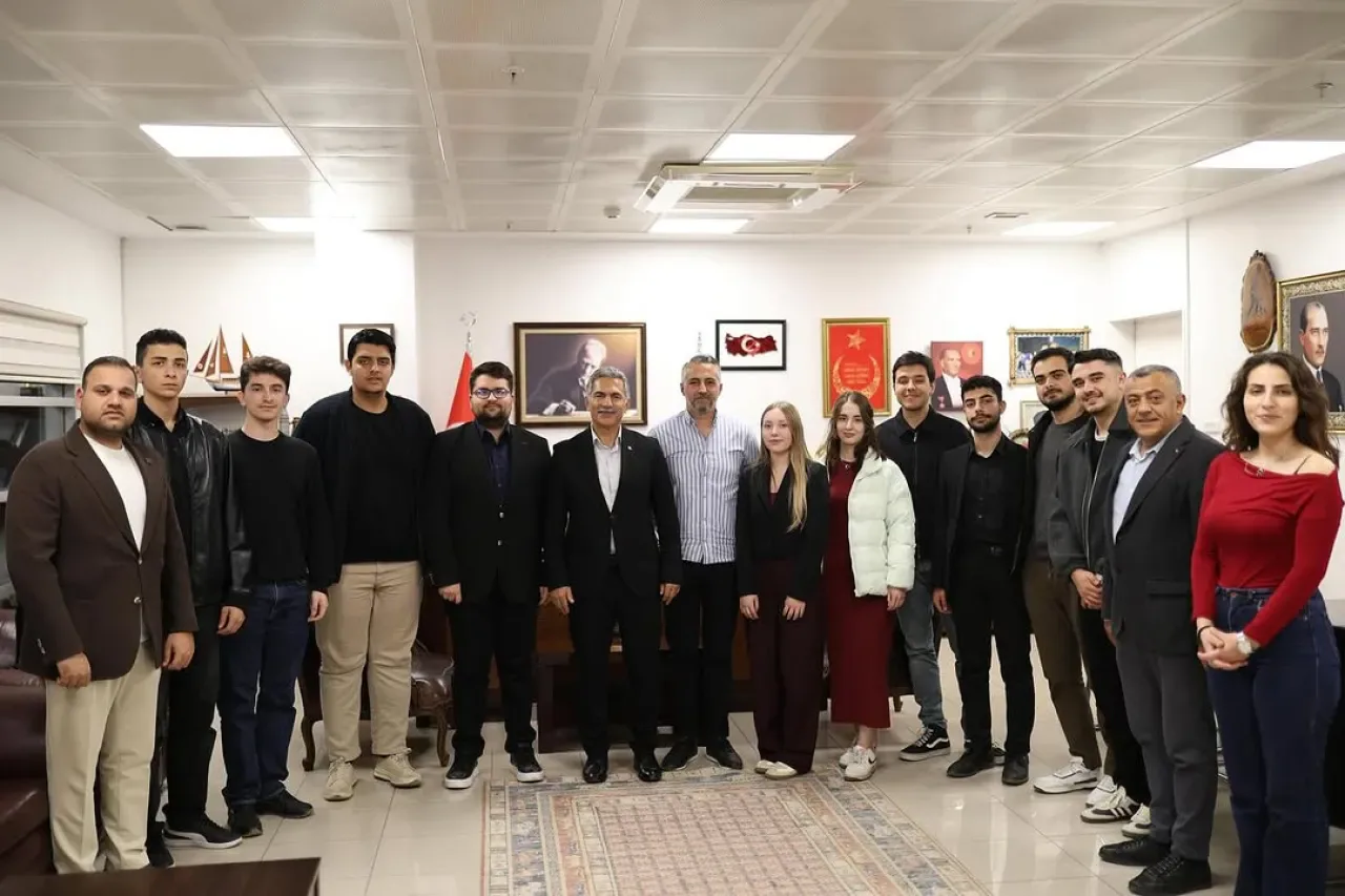 Gemlik Belediye Başkanı Şükrü Deviren, Üniversiteli Gençleri Belediyede Ağırladı Gemlik Belediye Başkanı Şükrü Deviren, Üniversiteli Gençleri Belediyede Ağırladı