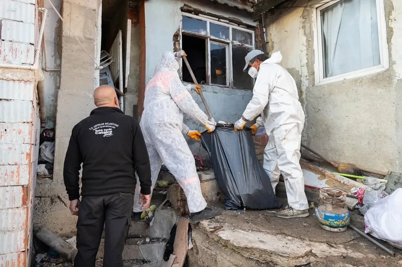 Çatalca'da İhdan Üzerine 3 Kamyonluk Çöp ve Atık Eşya Temizlendi Çatalca'da İhdan Üzerine 3 Kamyonluk Çöp ve Atık Eşya Temizlendi